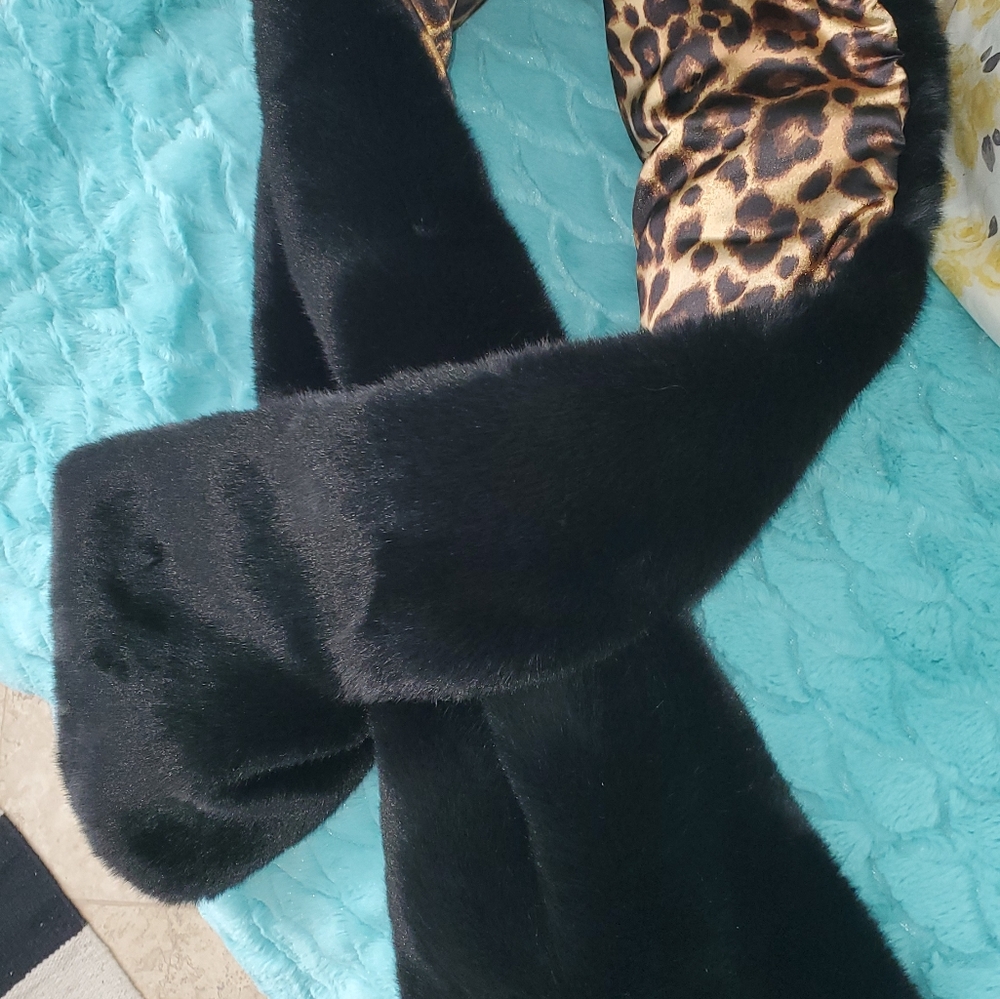 White House Black Market WHBM fur puffer stole